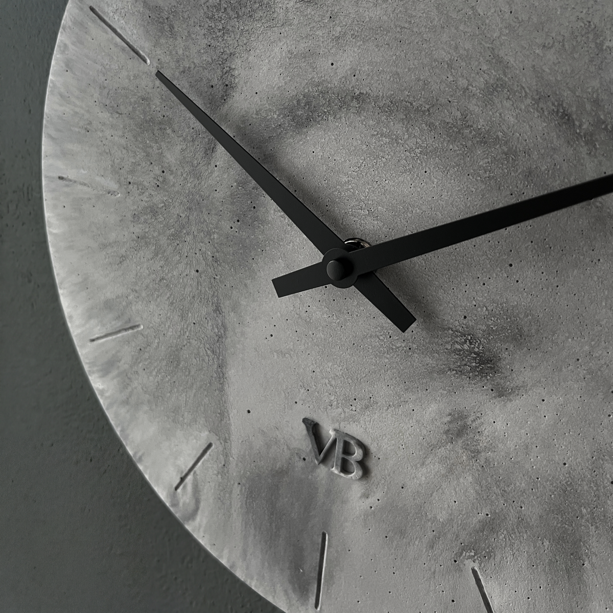 Betonwanduhr – Cendre