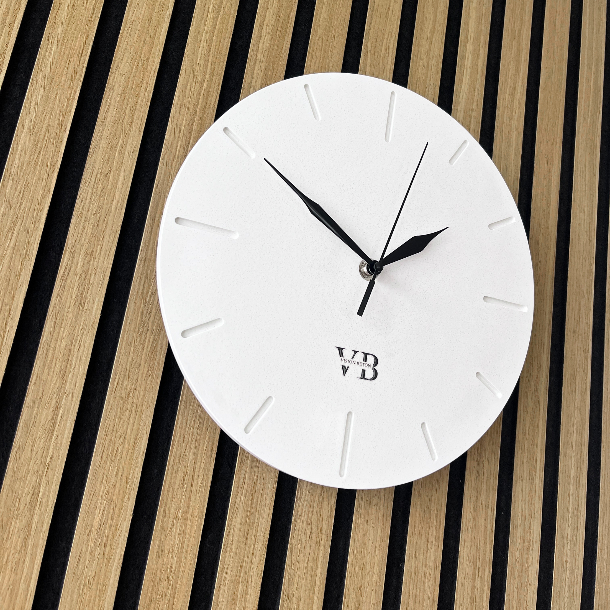 Beton-wanduhr-minimalistisch-handgefertigt-holzpaneel-seitlich-links
