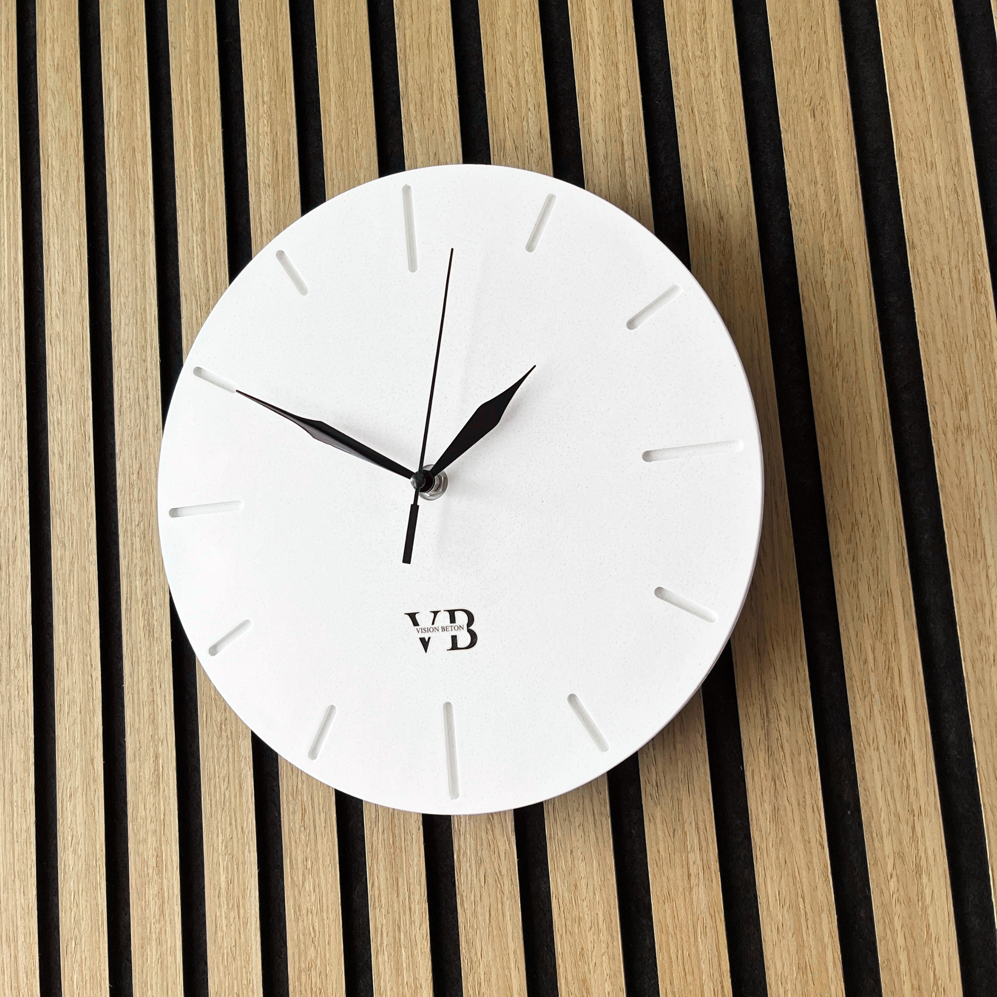 Beton-wanduhr-minimalistisch-handgefertigt-holzpaneel-seitlich-rechts