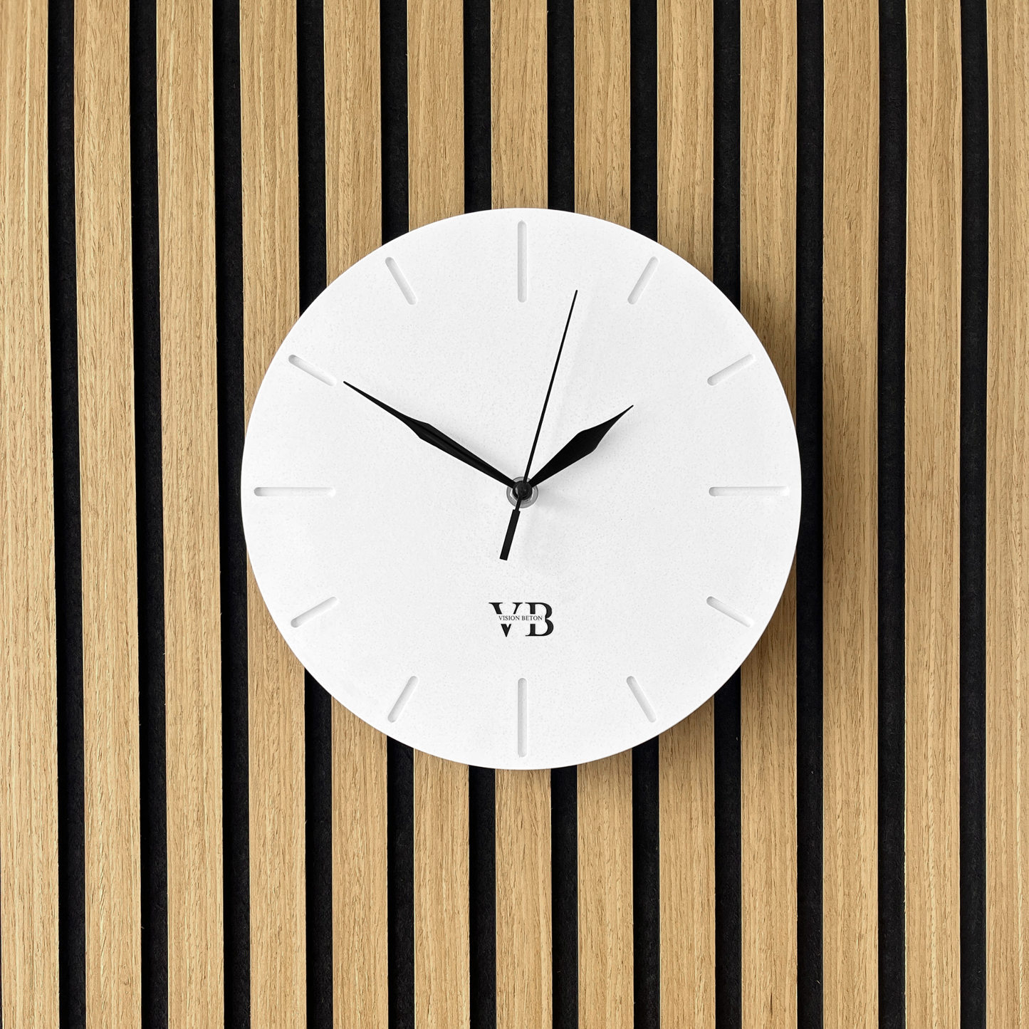 Beton-Wanduhr-handgefertigt-minimalistisch-holzpaneel