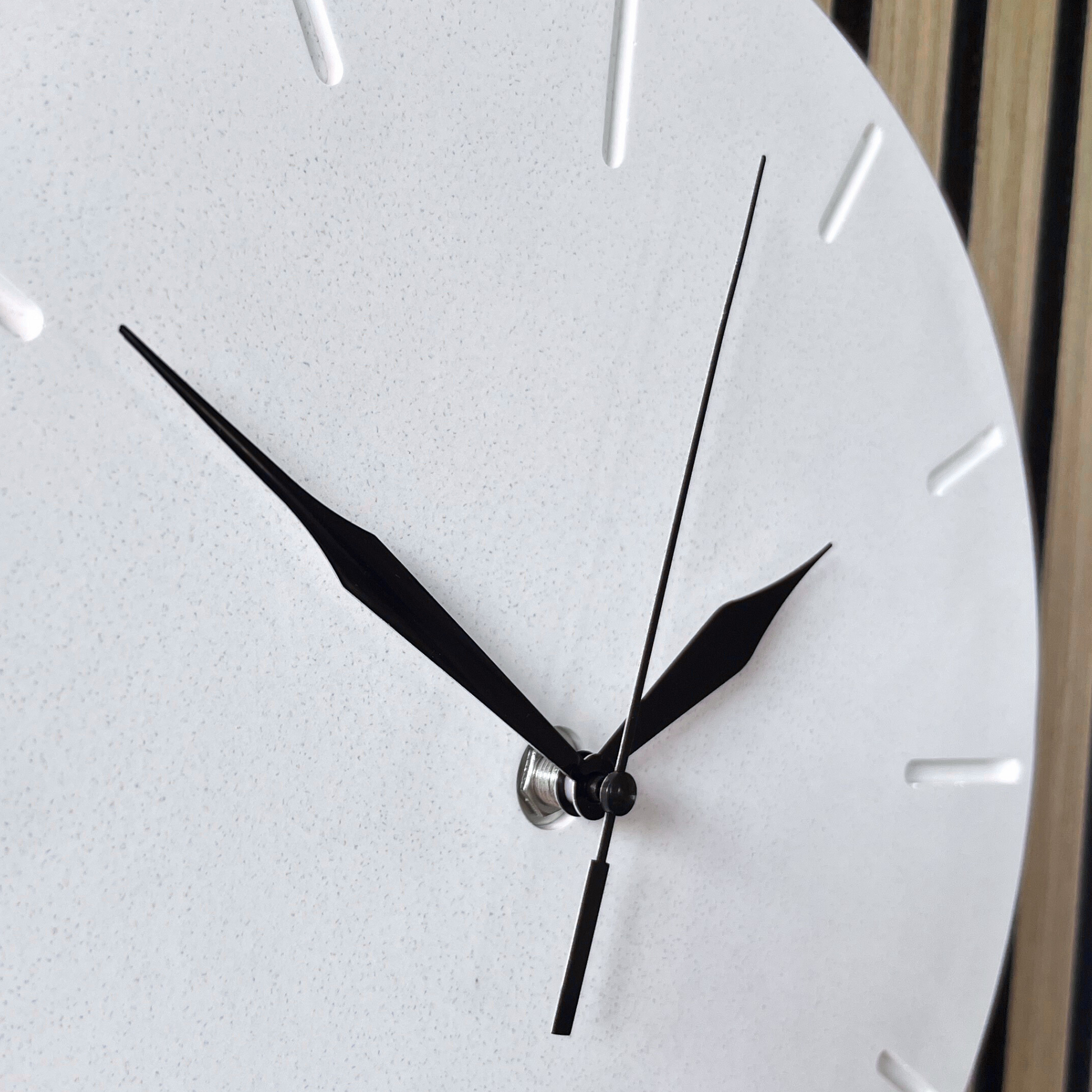 Beton-wanduhr-minimalistisch-handgefertigt-nahaufnahme-zeiger-detailaufnahme